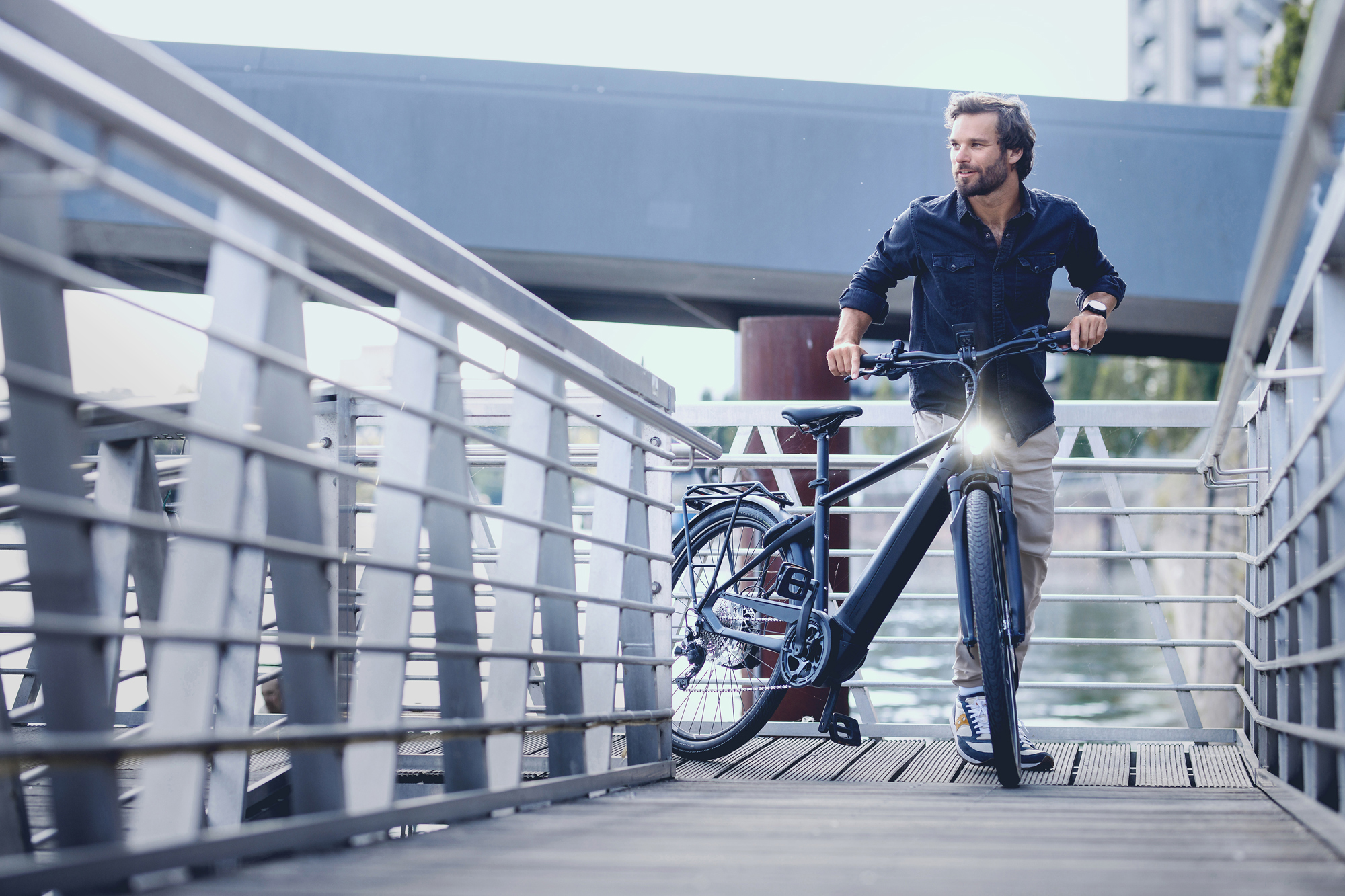 NFP Fietslease KEY 09 MAN WALKING BRIDGE S